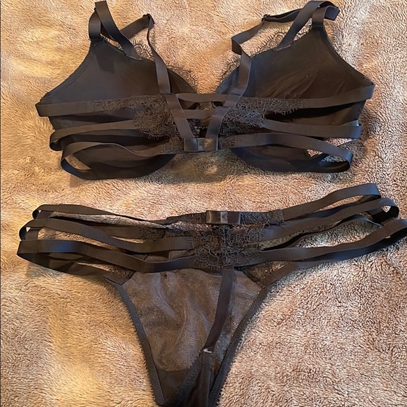 Victoria’s Secret Black Lace Bra and Thong Set - Picture 4 of 6